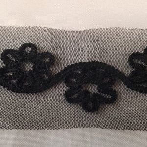 Ruban Brodé sur Tulle – 60 mm – Fleurs Noires en Relief