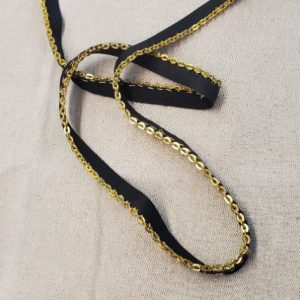 Galon Passepoil Fantaisie – Chaîne Métallique Dorée sur Biais Noir – 10 mm