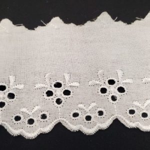 Broderie Anglaise Classique Blanche 55 mm – Motifs Floraux Ajourés