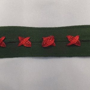 Ruban Gros-Grain Vert – Entrelacs Brodés Rouges – 25 mm