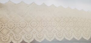 Galon broderie anglaise écru – 9 cm