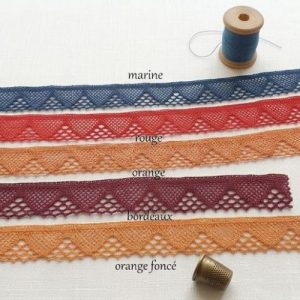 Galon Brodé 35 mm en Coton – Motifs Géométriques et Bord Festonné