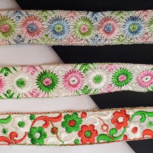 Ruban Fantaisie Brodé – 25 mm – Motifs Fleurs Multicolores