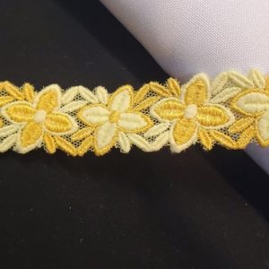Ruban Fantaisie Brodé – 20 mm – Fleurs Jaunes & Or Solaire