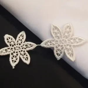 Ruban Brodé Coton – 40 mm – Fleurs Blanches Épanouies