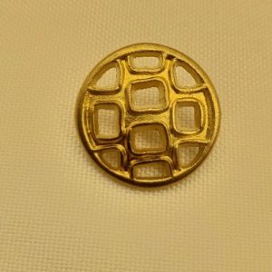 Grand Bouton Cœur Doré – 30 mm – Motif Roses en Relief