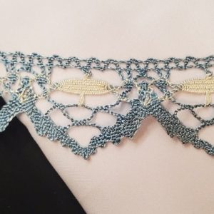 Large Ruban Fantaisie – 60 mm – Broderie Bleue & Blanc Crème