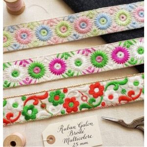 Ruban Fantaisie Brodé – 25 mm – Motifs Fleurs Multicolores