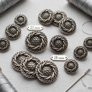 Bouton Acrylique Argenté Motif Tressé – 18 / 21 mm