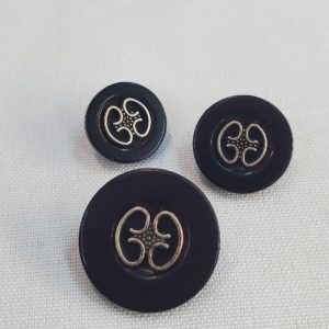 Bouton Acrylique Noir & Argent – Motif Entrelacé – 15 / 18 / 23 mm