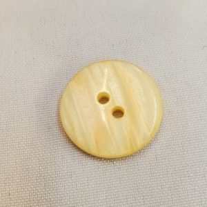 Bouton Acrylique à 2 Trous Jaune Paille – 26 mm