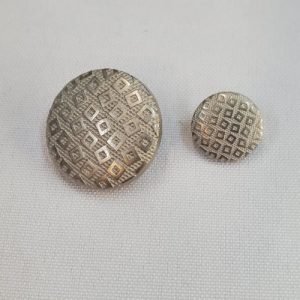 Bouton Métal Léger Argenté Ciselé – 15 ou 26 mm –