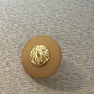 Bouton Composé Acrylique Beige et Or – 23 mm