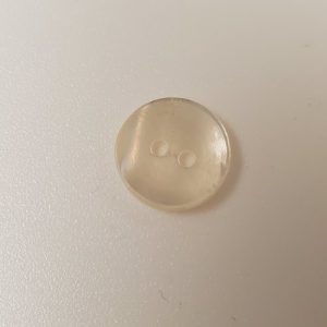 Bouton Nacré Véritable Incurvé Blanc Cassé – 18 mm –