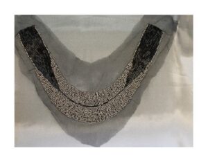 col à coudre : perles grises et baguettes noires
