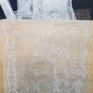 Dentelle de Calais Leavers blanc cassé stretch, largeur 38 cm