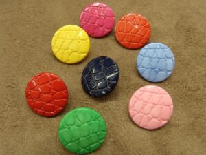 Bouton acrylique à queue motif croco 17 mm : toutes les couleurs