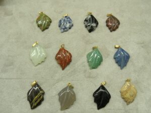 Pendentif feuille en pierre naturelle : toutes les pierres