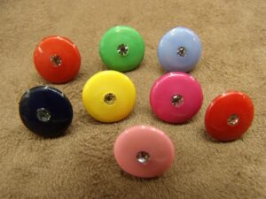 Bouton acrylique motif petit strass 12 mm, très résistant et lumineux : toutes les couleurs
