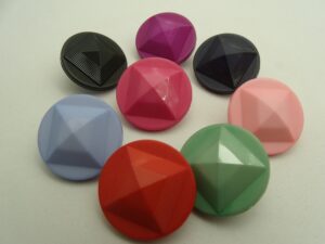 Bouton acrylique à queue motif pyramide 22 mm : toutes les couleurs