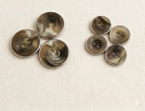 Bouton acrylique effet corne & bordure argent (15 / 20 mm)